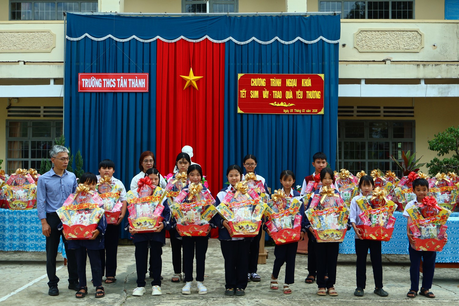 TRAO QUÀ YÊU THƯƠNG – CHIA SẺ YÊU THƯƠNG, ĐÓN TẾT ẤM ÁP